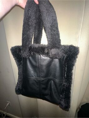 No Boundaries Women's Square Sherpa Tote Bag black with fur trim
